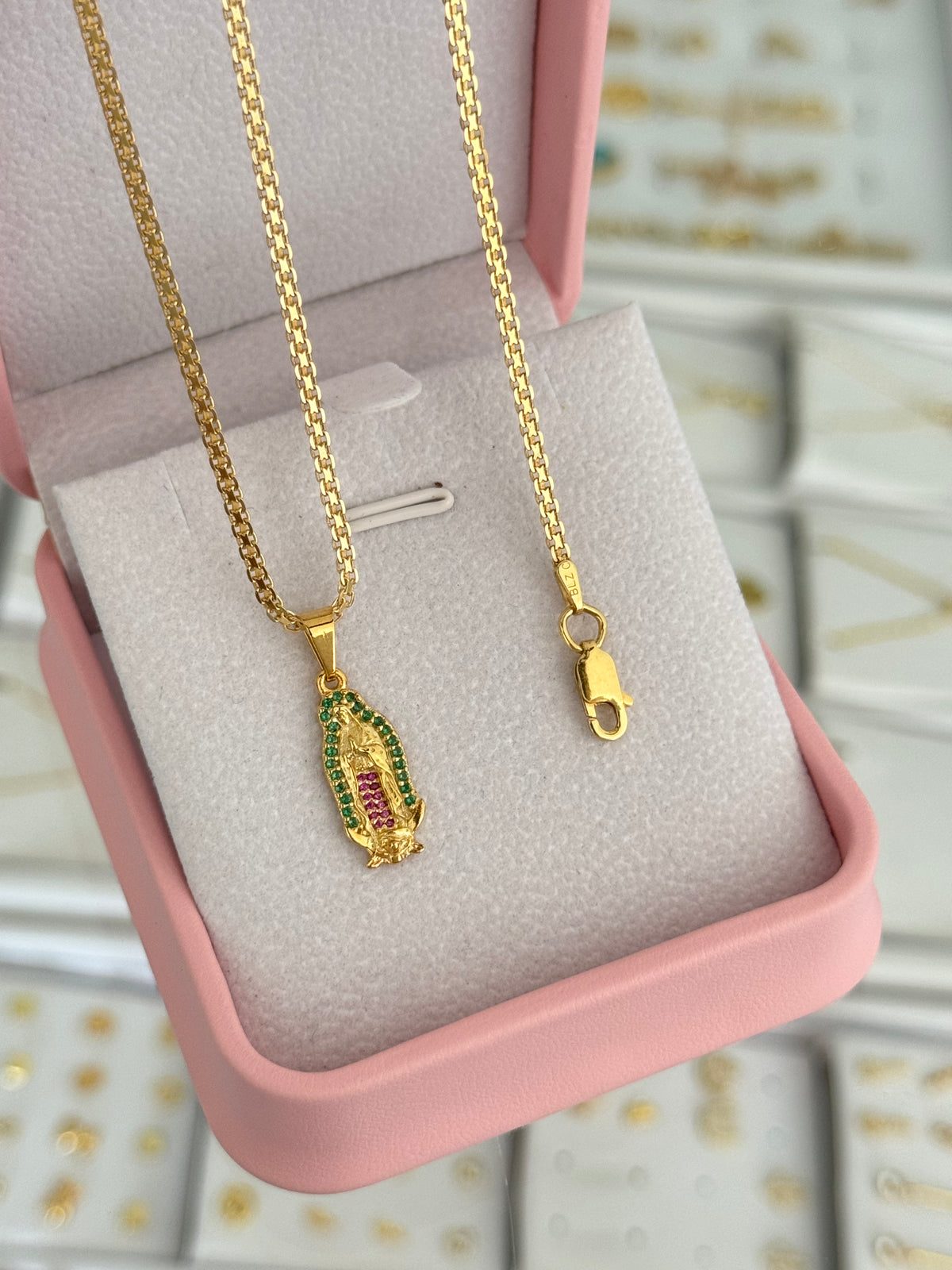 Conjunto Virgen de Guadalupe silueta circones (cadena y pulsera China it 2mm 45/16cms + dije)