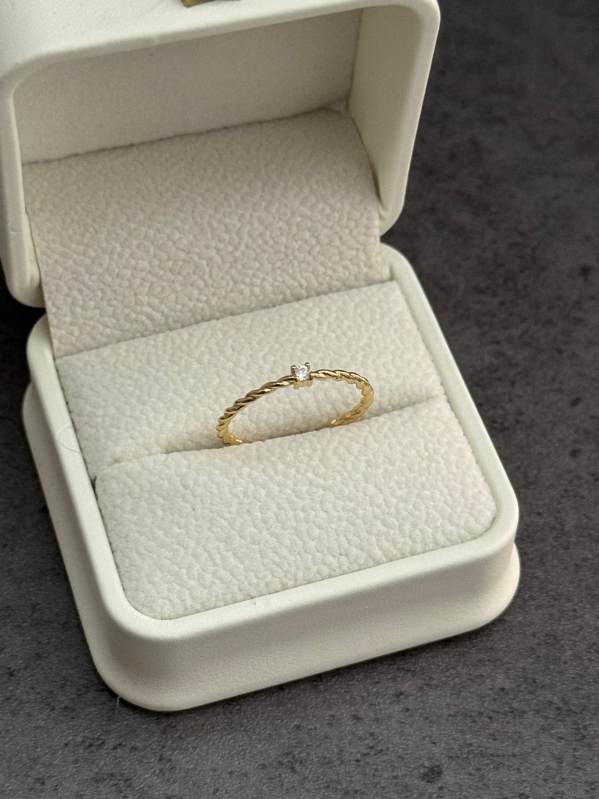 Anillo ajustable cordón torcido con zircon