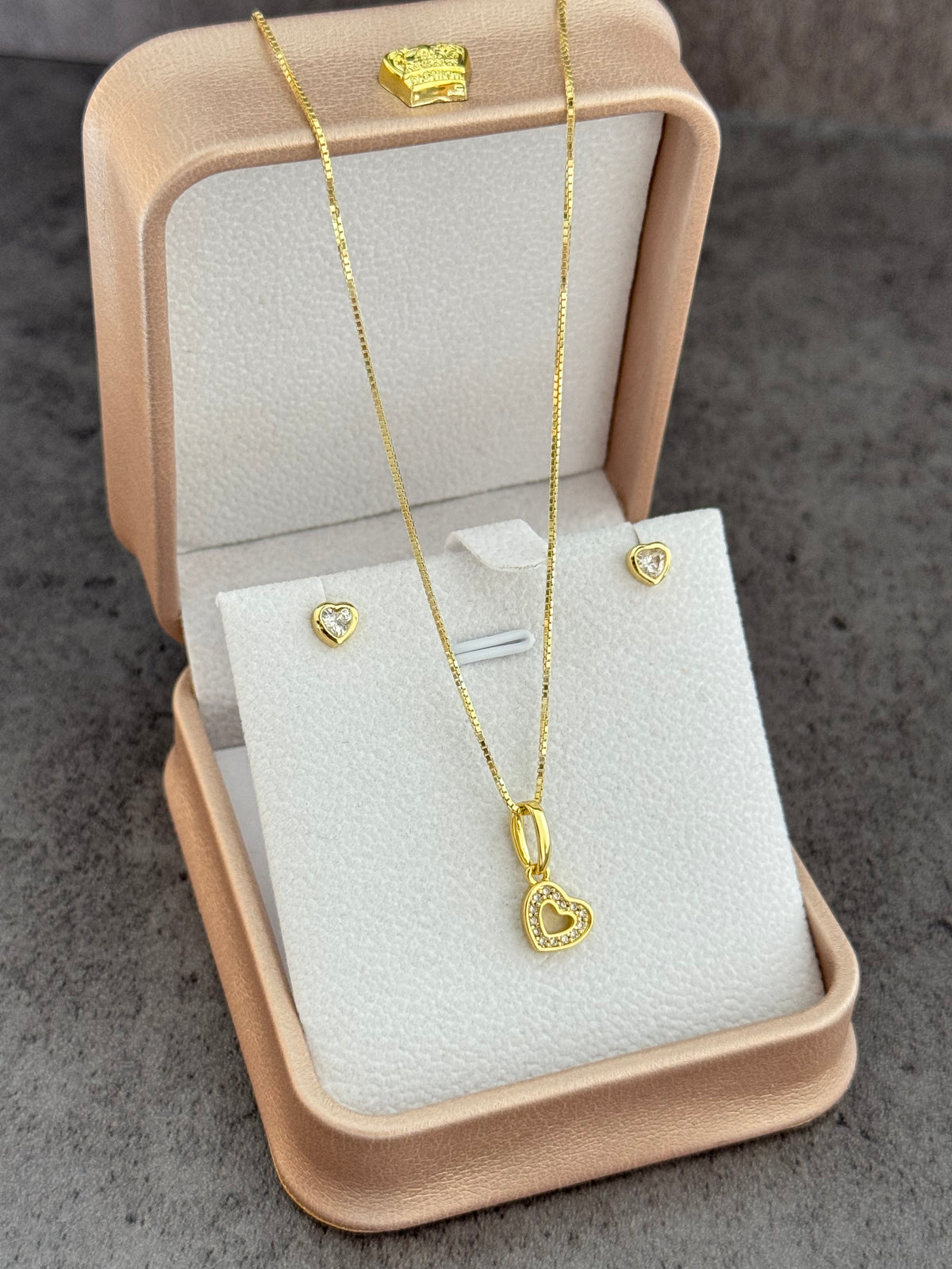 Conjunto baby love (cadena veneciana IT 0.7mm 45cms + aretes corazón mini + dije)