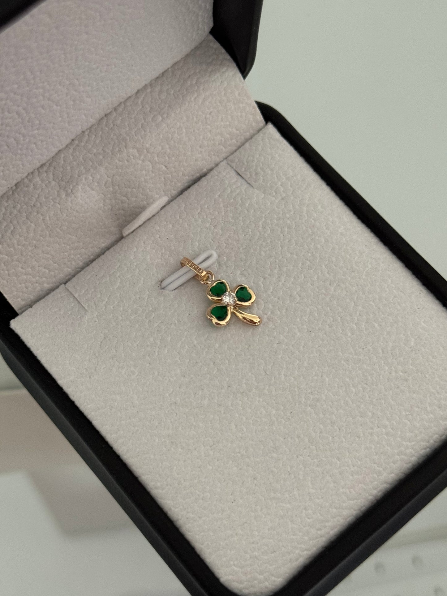 Dije trébol verde circones