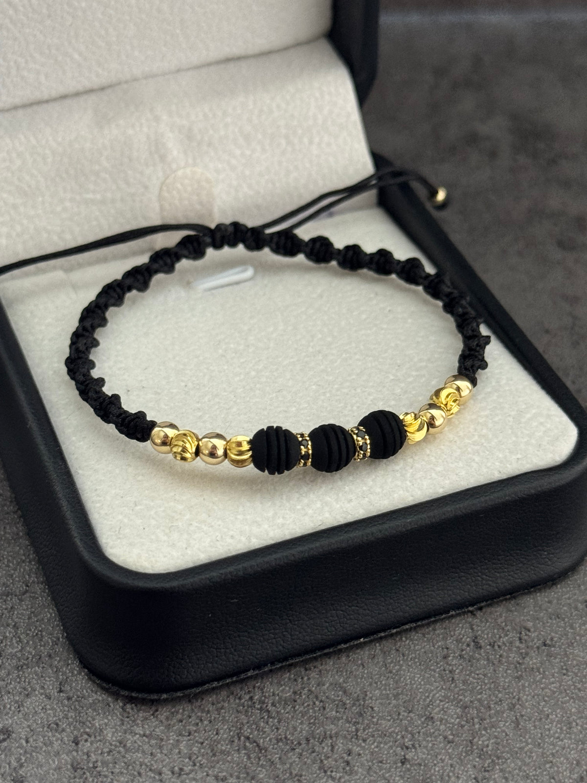 Pulsera espiral. N de balín: #4 balín liso, #4 italiano, neopreno rayado #6 y 2 rondel negro.