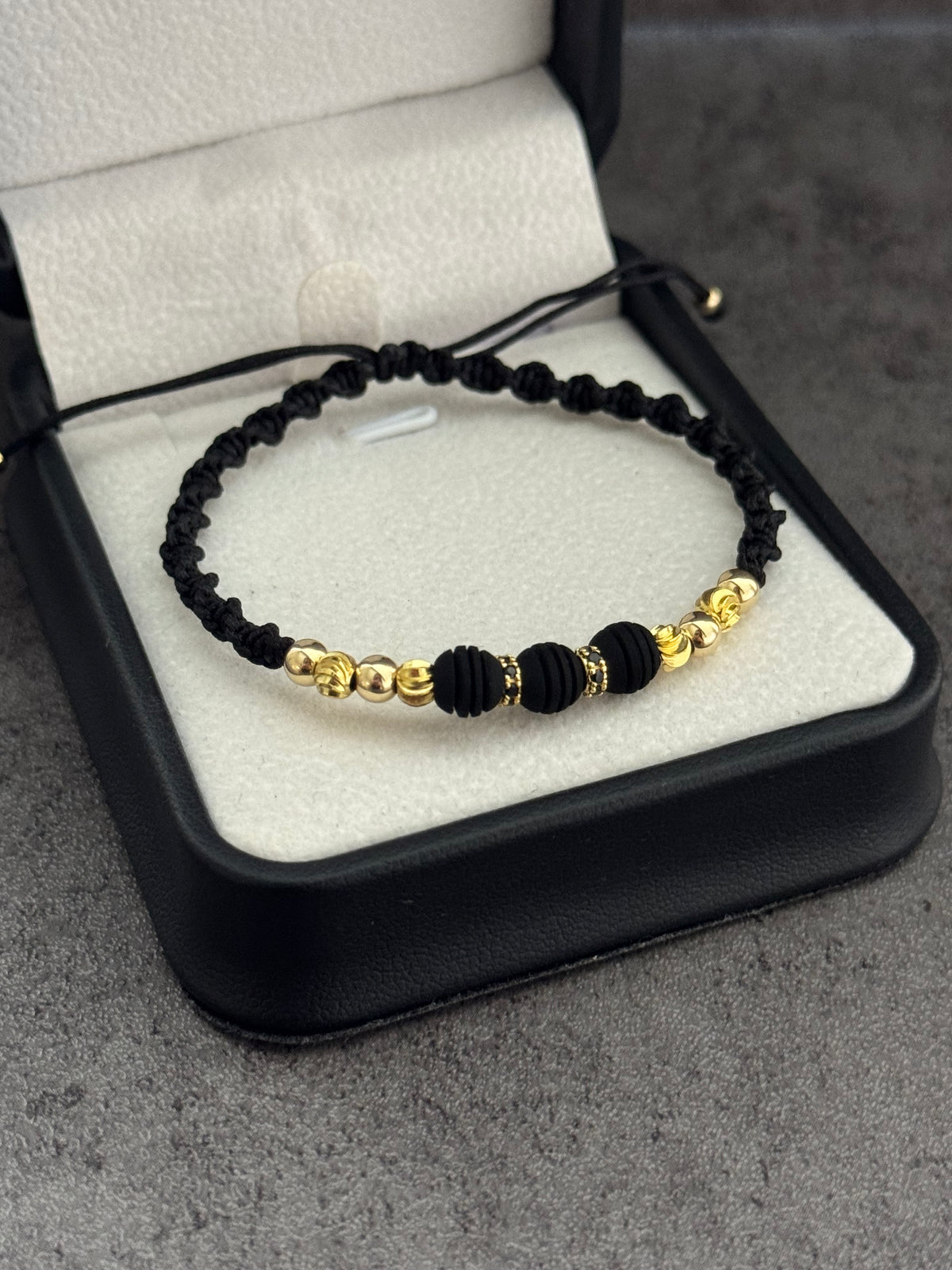Pulsera espiral. N de balín: #4 balín liso, #4 italiano, neopreno rayado #6 y 2 rondel negro.