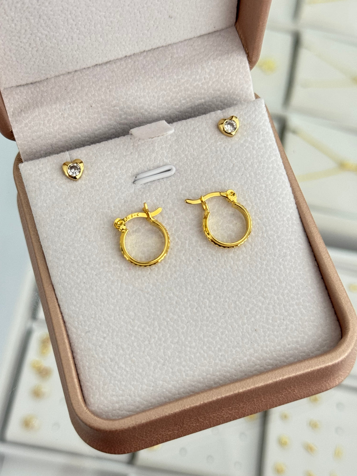 Argollas corrugadas 1.4cms + arete corazón cristal