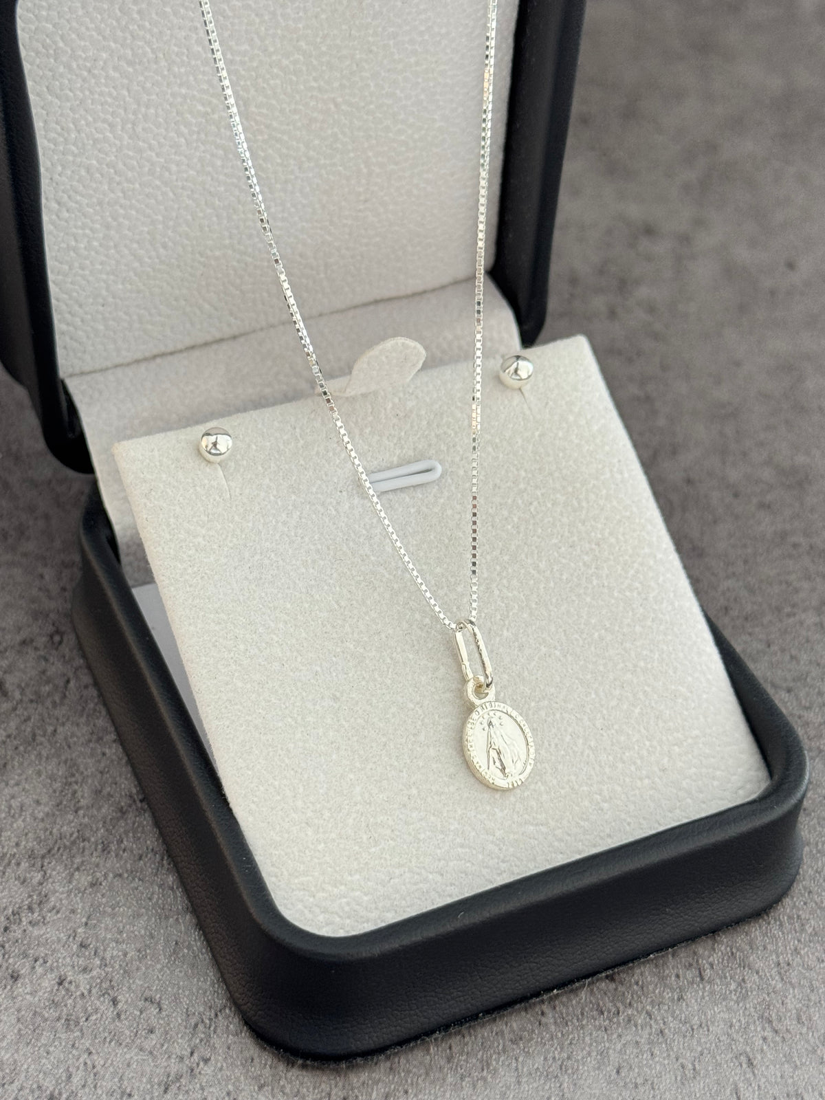 Conjunto mini milagrosa xs 0.8cms (cadena veneciana 0.8mm 45cms + topos balín #4 + dije) PLATA LEY 925