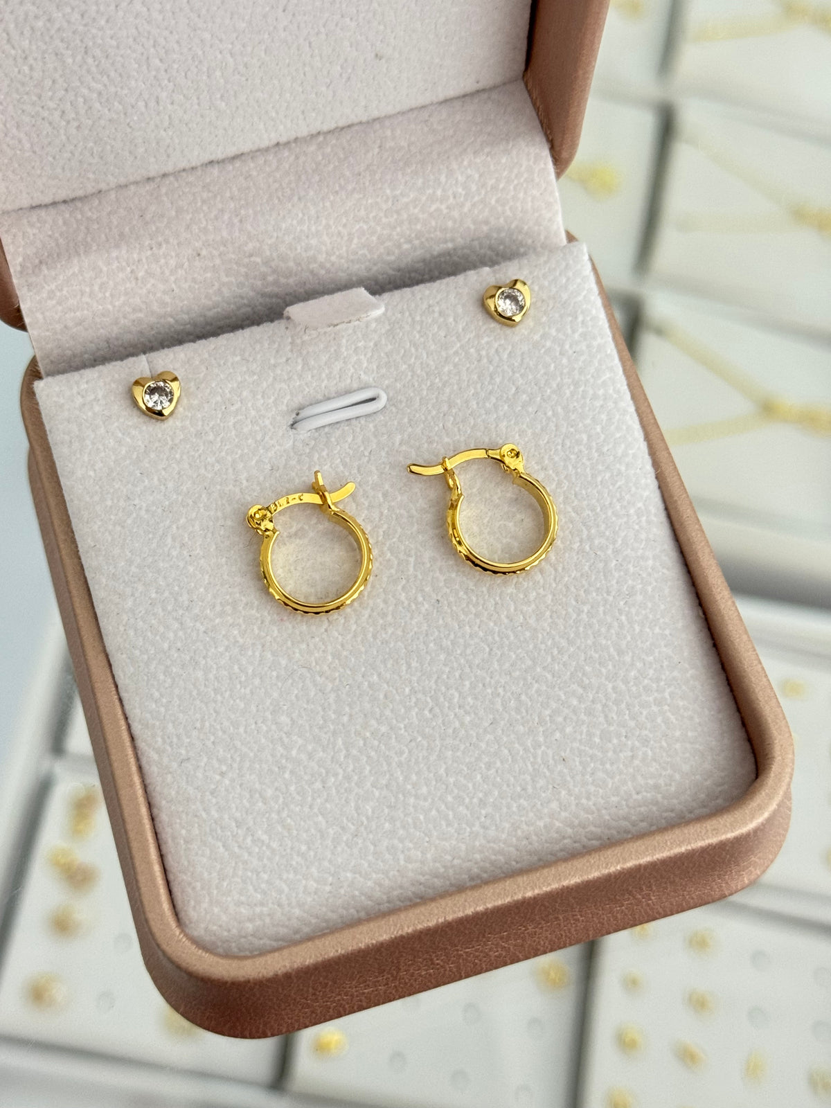 Argollas corrugadas 1.4cms + arete corazón cristal