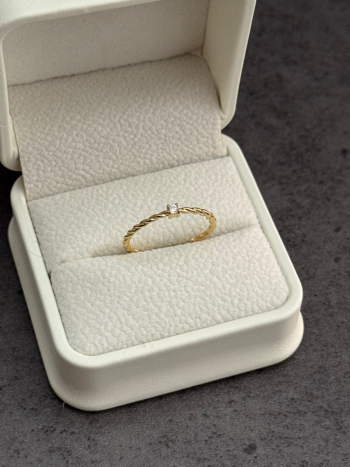 Anillo ajustable cordón torcido con zircon