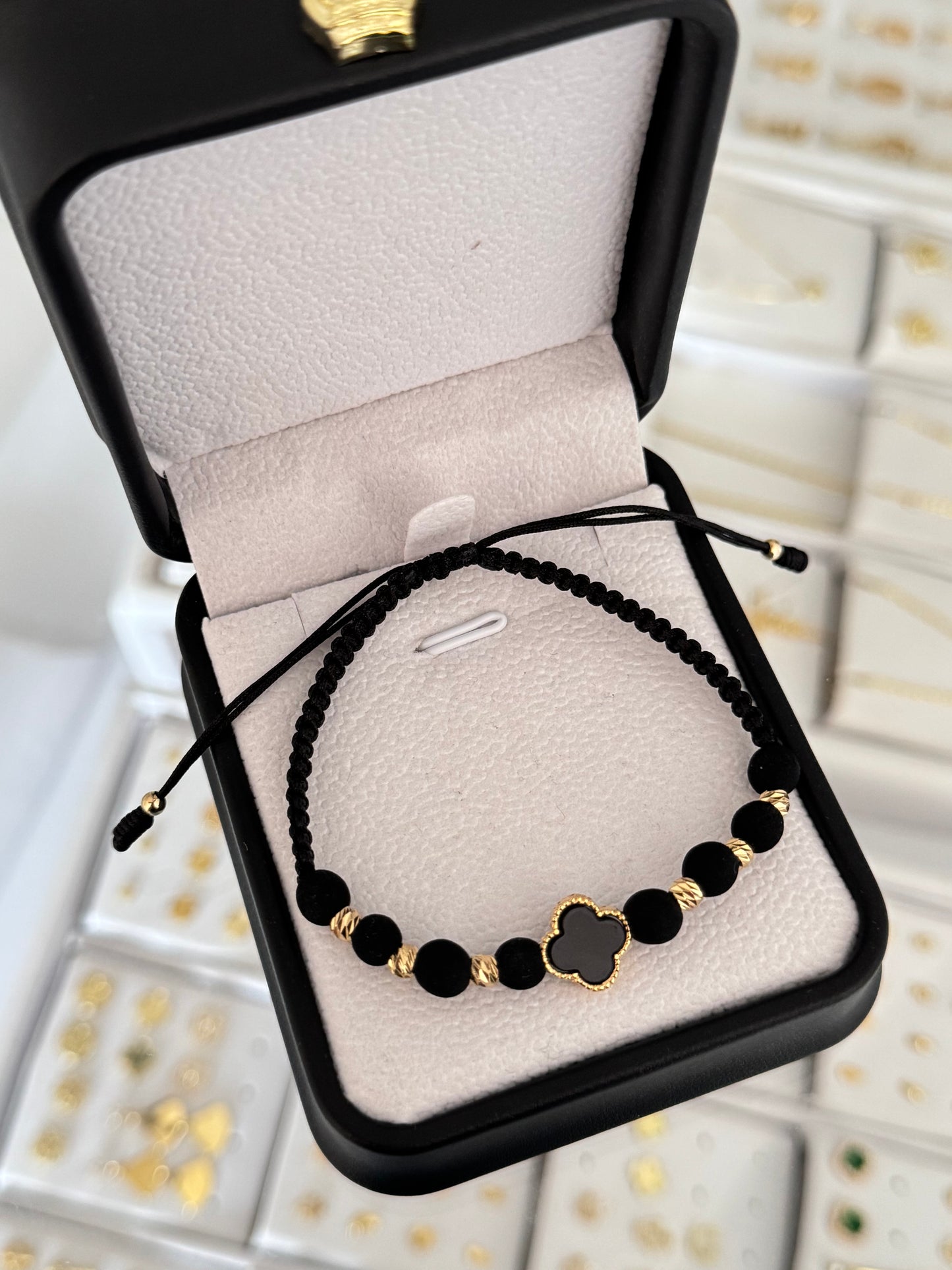 Pulsera trebol negro exclusive. N° de Balín: #4 diamant.